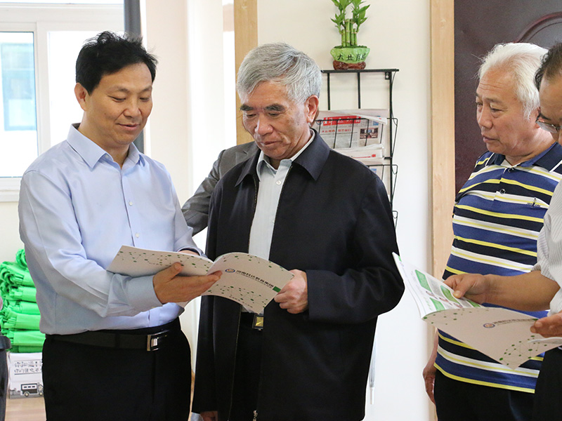 5月25日，北京大學原副校長林鈞敬等一行來到鶴壁科達學校指導工作