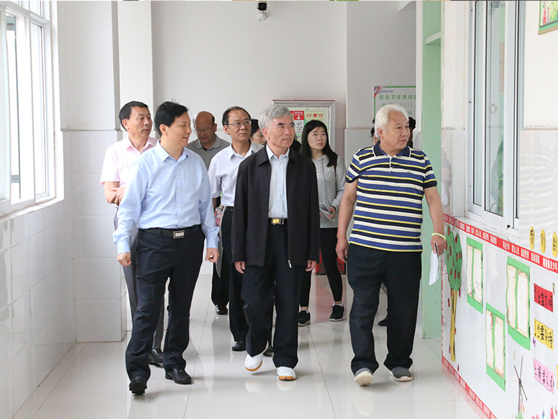 5月25日，北京大學原副校長林鈞敬等一行來到鶴壁科達學校指導工作