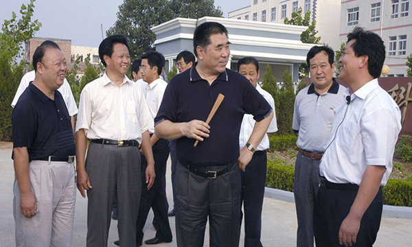 2016原河南省副省長、現河南省民辦教育協會會長賈連朝（右一）與出席省四屆三次代表大會的科達代表在一起。