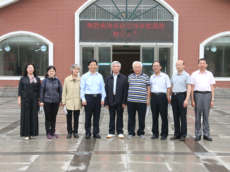 5月25日，北京大學原副校長林鈞敬等一行來到鶴壁科達學校指導工作